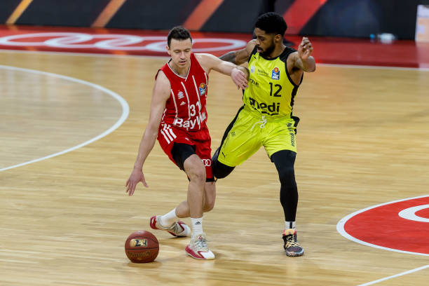 记者：维拉拒绝了加拉塔萨雷对大马丁的2250万欧元总额报价