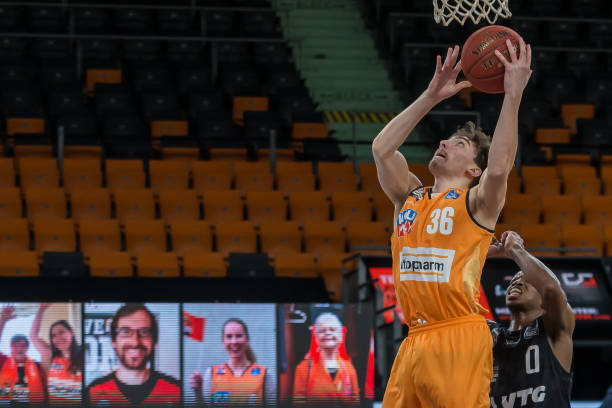 记者：维拉拒绝了加拉塔萨雷对大马丁的2250万欧元总额报价